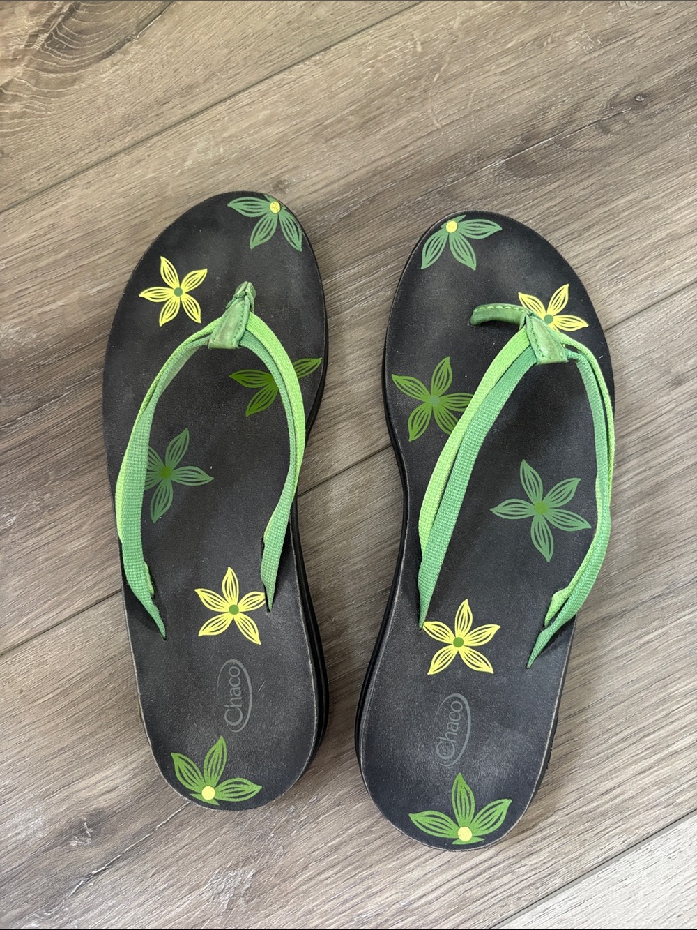 Chaco Women's Black & Green Floral Flip Flop Sandals 9